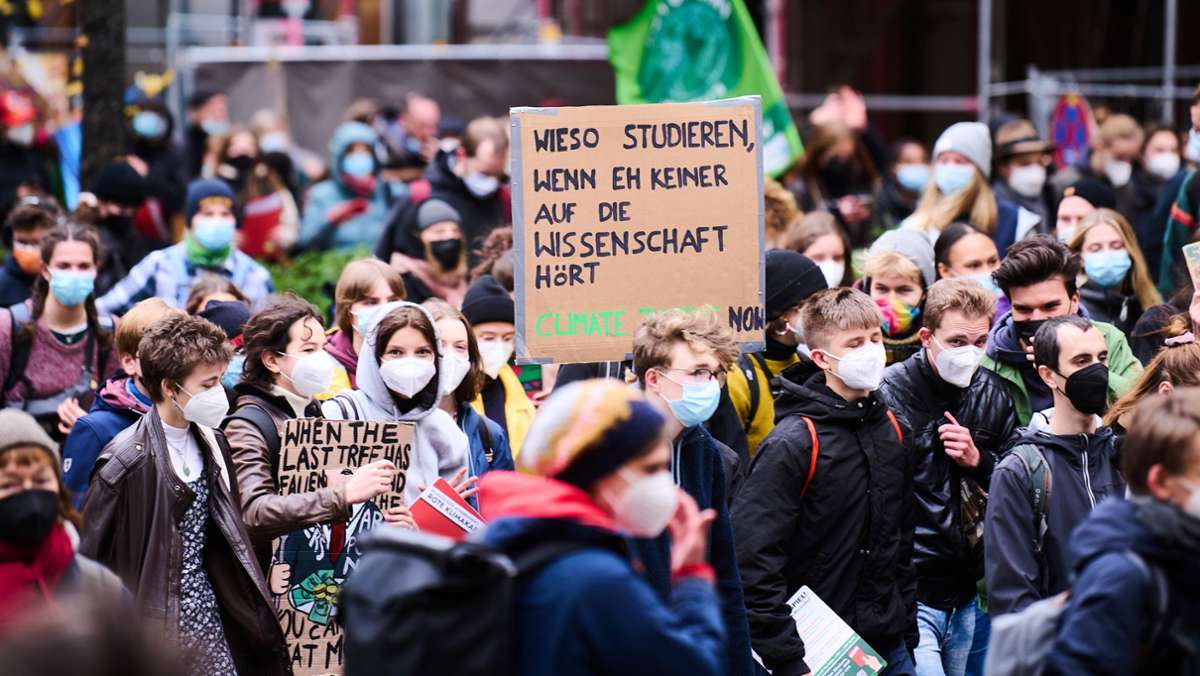 Knapp vier Wochen nach der Bundestagswahl protestieren Anhänger der Bewegung Fridays for Future sowie weiterer Bündnisse in Berlin. Die Polizei spricht von einer „hohen vierstelligen“ Teilnehmerzahl. 