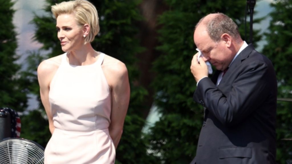  Von Unterkühlung war anlässlich des Amtsjubiläums ihres Mannes, Albert von Monaco, bei Fürstin Charlène nichts zu spüren: Überraschend emotional erklärte sie ihrem Mann öffentlich ihre Liebe - und rührte den Monarchen zu Tränen. 