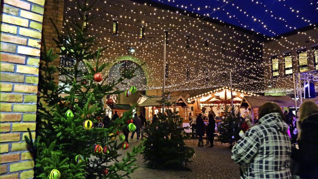 Advent in Fellbach: Sternenhimmel  beim Weihnachtsmarkt wächst