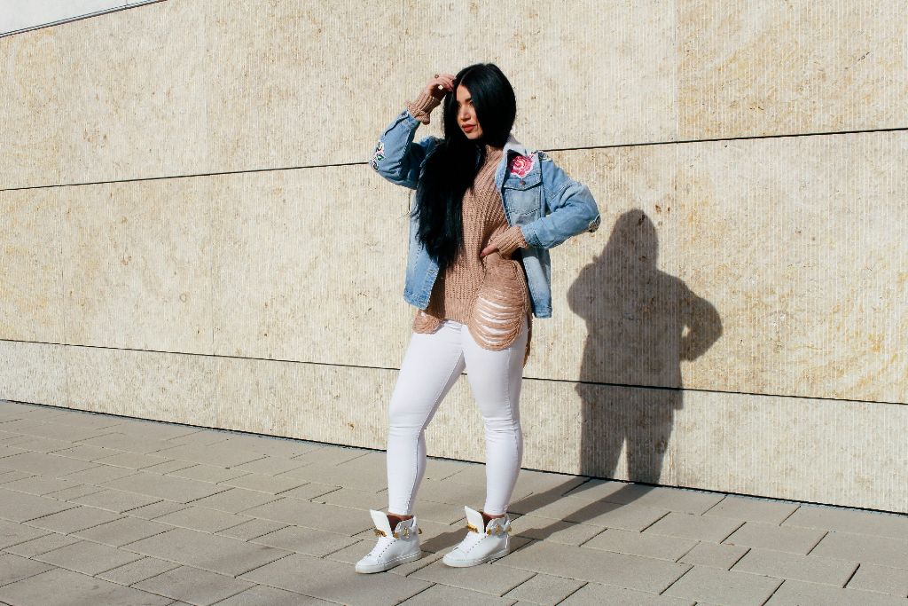 Look #1: Weiße Jeans (Zara, Königstr. 50-52) kombiniert zu einem Destroyed-Pullover und Jeansjacke mit Patches und Kunstpelzkragen.