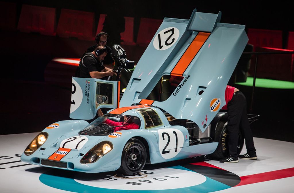 Der Porsche 917 KH wird in der Halle dem Publikum präsentiert