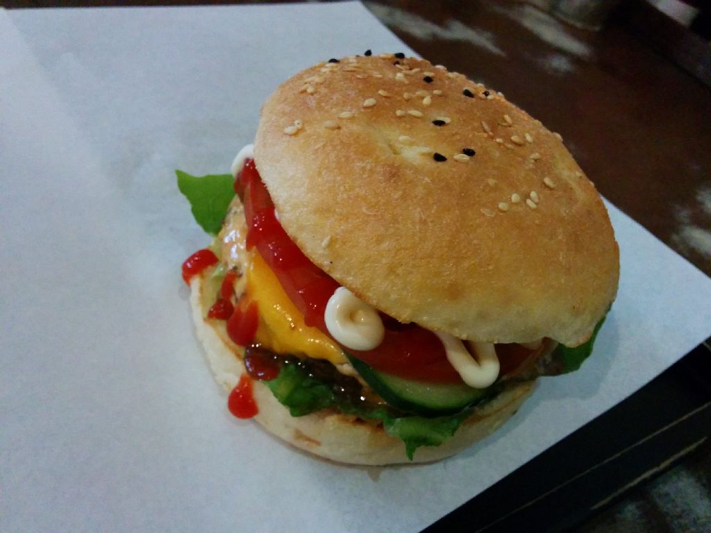 So sehen Sieger aus: ein Burger von Triple B Foto: Weh