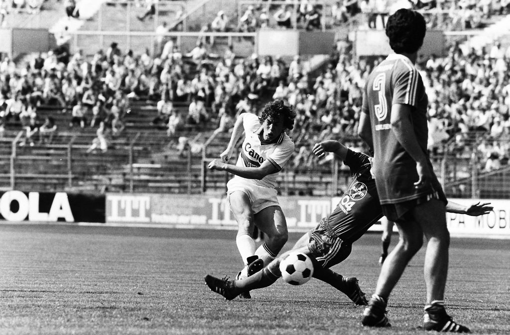 Saison 1981/82. Karl Allgöwer, wegen seines harten Schusses auch „Knallgöwer“ genannt, im Spiel gegen Bayer Leverkusen.
