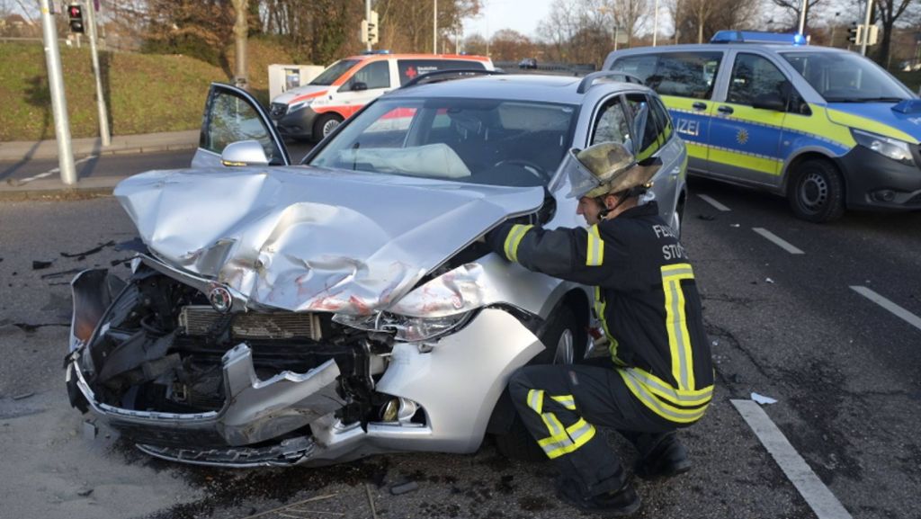 Stuttgart-Bad Cannstatt: Verletzte bei Frontalzusammenstoß