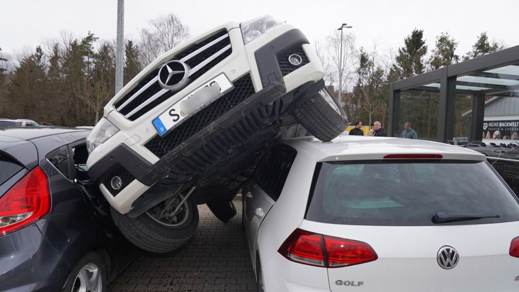 Discounter in Leonberg: Fahrer schanzt mit Daimler auf parkende Autos