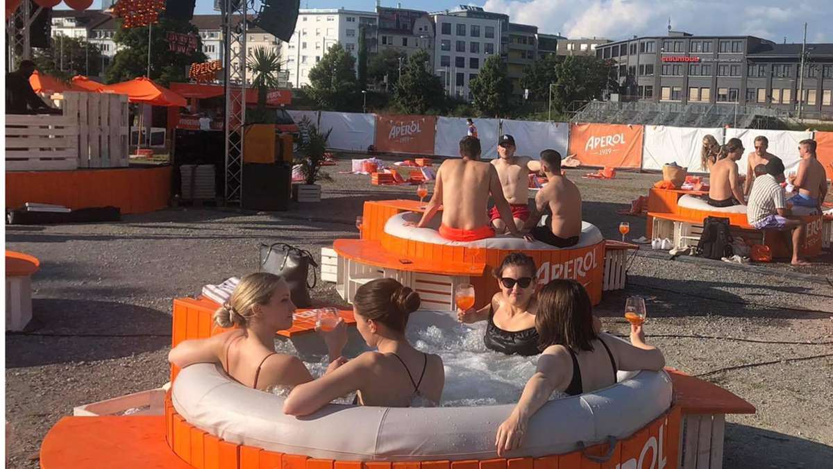  Stuttgart liegt vom Meer etwa 700 Kilometer und sieben Autostunden entfernt. Die Sehnsucht nach dem großen Wasser macht erfinderisch. Bevor das Stadtpalais am Freitag „Stuttgart am Meer“ ausruft, steigen junge Menschen auf dem Wasen in Pools. 
