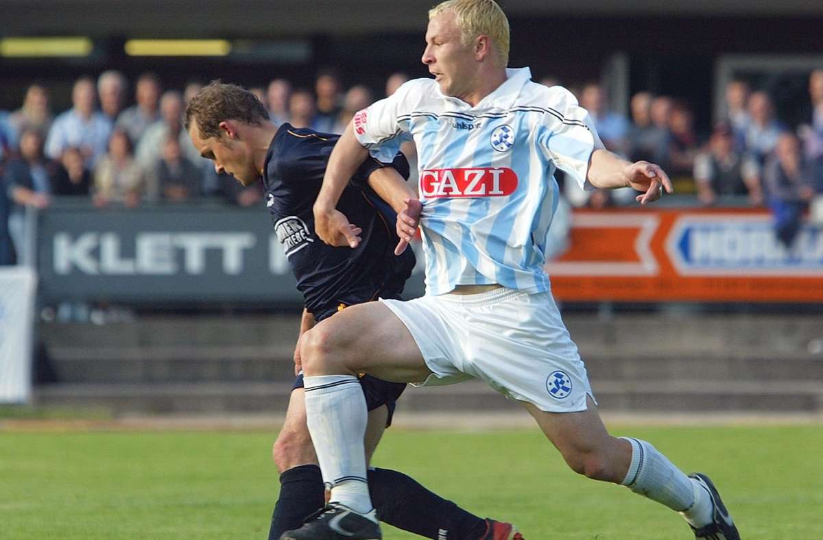 Kickers-Spieler Sascha Benda (re.) im Zweikampf mit dem Kirchheimer Rene Grober im Finale 2003.