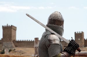 Mit Schwert bewaffneter „Ritter“ behauptet, mit Corona infiziert zu sein