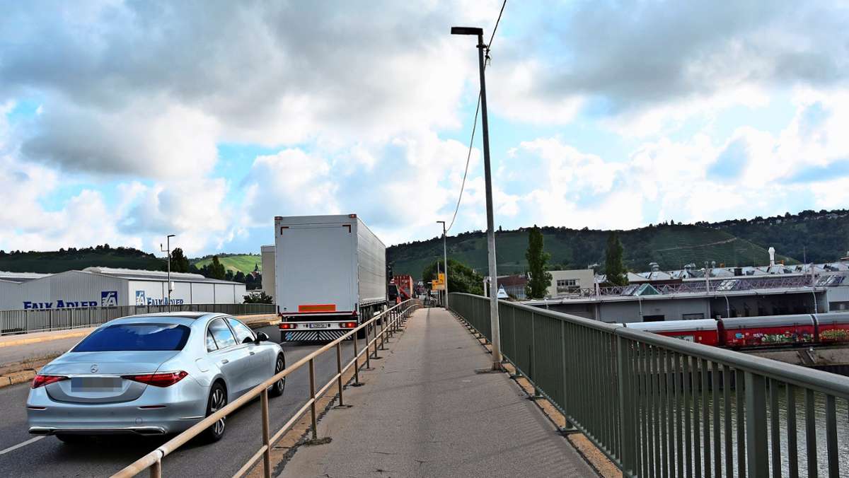  Die Vision einer attraktiven Fußverbindung über den Neckar bei Hedelfingen kann real werden. Eine Leichtbaubrücke parallel zu den Otto-Hirsch-Brücken macht’s möglich. 