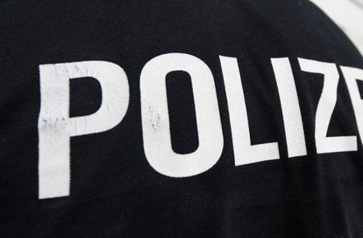 Die Polizei sucht nach einem Unbekannten, der die Fensterscheibe eines Gymnasiums in Sindelfingen einwarf Foto: dpa/Patrick Seeger