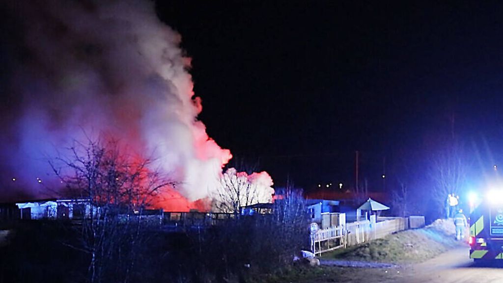Vorfall in Dänemark: Feuerwehr beim Löschen mit Feuerwerkskörpern beschossen