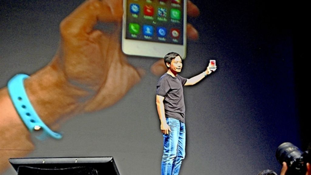  Der chinesische Smartphone-Hersteller Xiaomi rollt mit billigen Geräten den Markt auf. Viele vergleichen das Unternehmen mit dem US-Pionier Apple – und Xiaomi-Chef Lei Jun mit dem charismatischen Apple-Gründer Steve Jobs. 