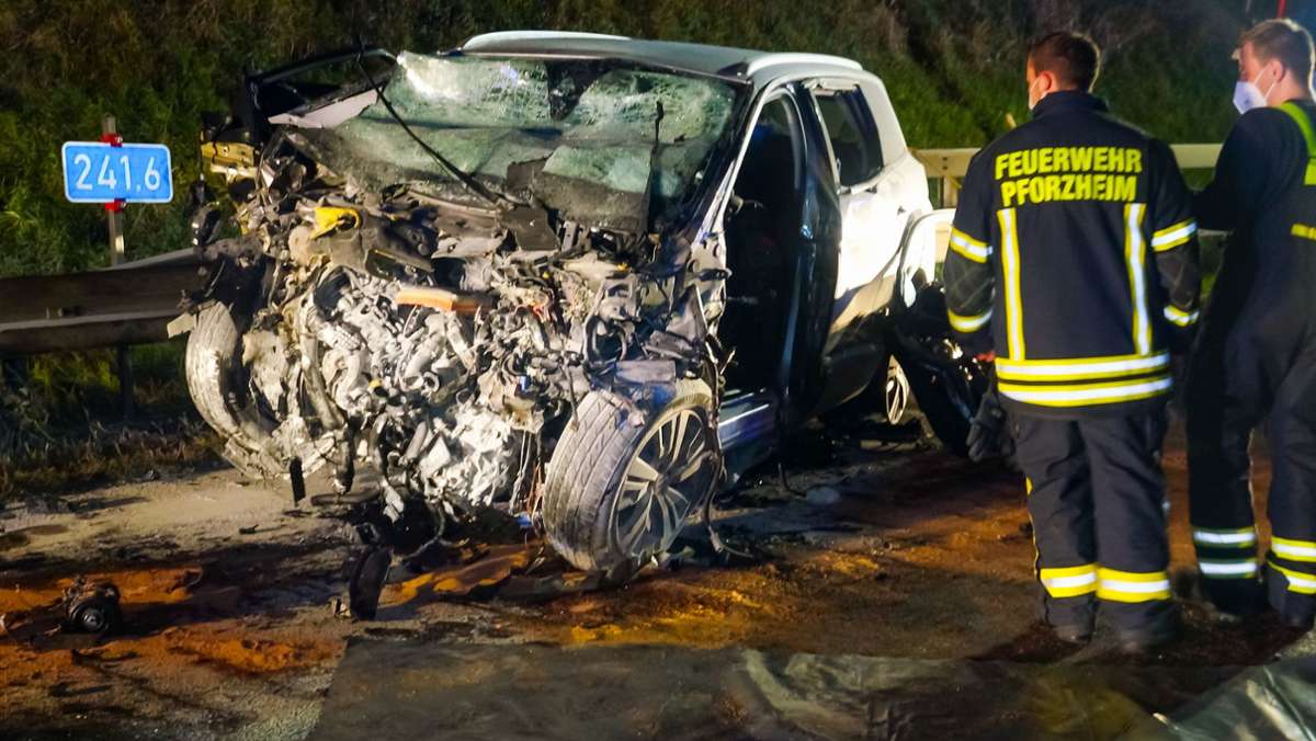  Am frühen Sonntagmorgen sind bei einem Unfall auf der A8 bei Pforzheim drei Menschen ums Leben gekommen. Ein 35-jähriger Autofahrer war von einem Parkplatz aus entgegen der Fahrtrichtung auf die Autobahn aufgefahren. 