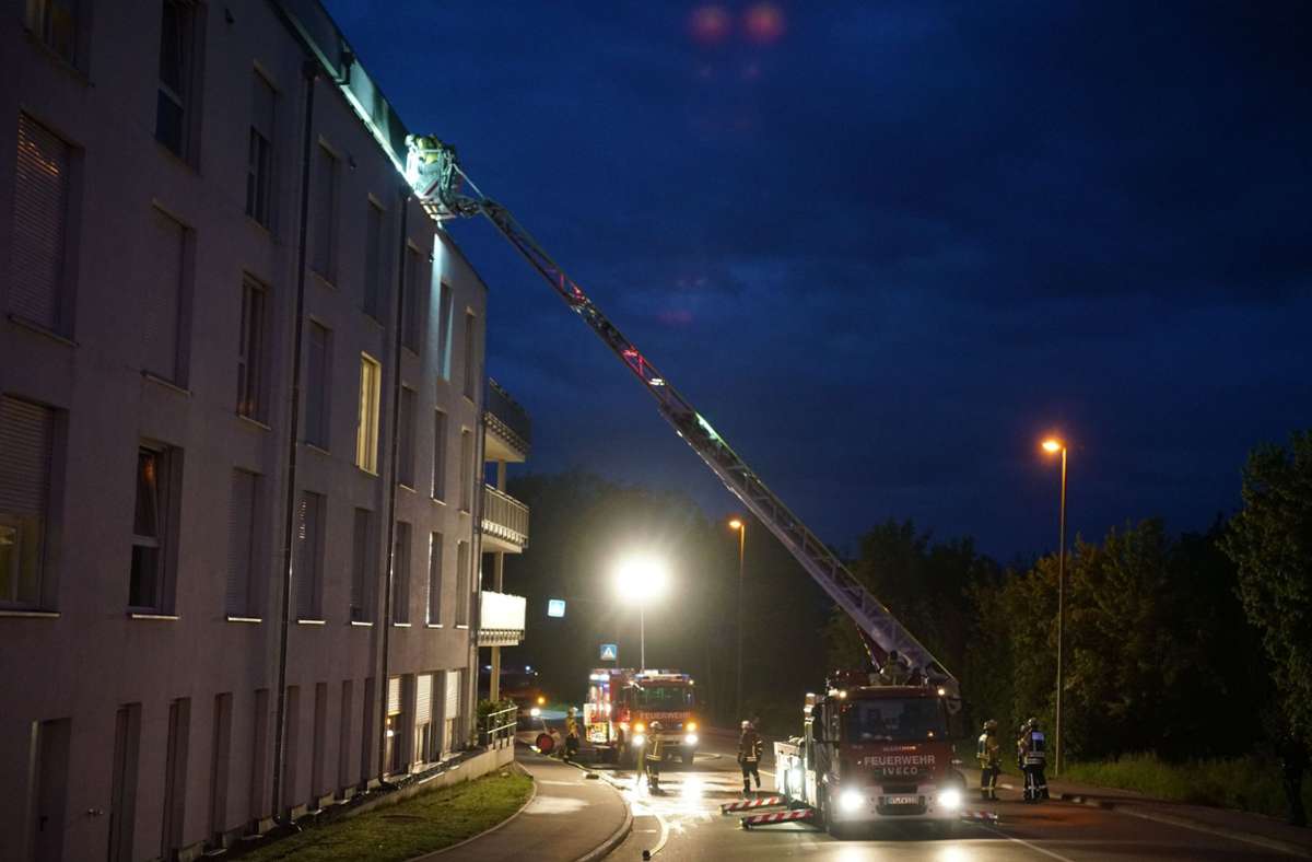 Als die Feuerwehr am Einsatzort eintraf, loderten offene Flammen auf dem Balkon der betroffenen Wohnung.