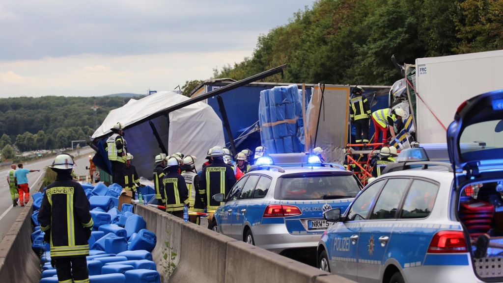 A1 bei Hagen: Ein Toter und Schwerverletzte bei Lkw-Unfällen