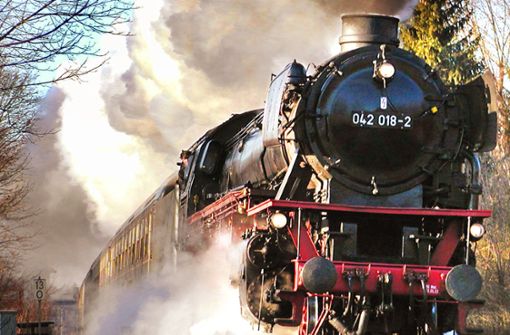 Reisen wie früher: Die Dampflokomotive hat 2000 PS. Foto: Eisenbahn-Nostalgiefahrten-Bebra