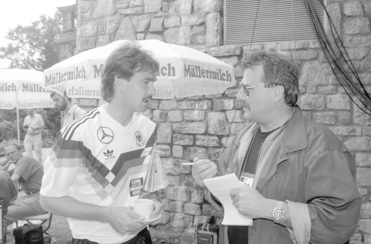Raimond Aumann (26) wartete als Nummer zwei vergeblich auf einen Einsatz – und hatte daher genügend Zeit für Interviews. Eine schwere Knieverletzung und Meinungsverschiedenheiten mit Bundestrainer Berti Vogts beendeten ein Jahr später die Nationalmannschaftskarriere des Bayern-Keepers.