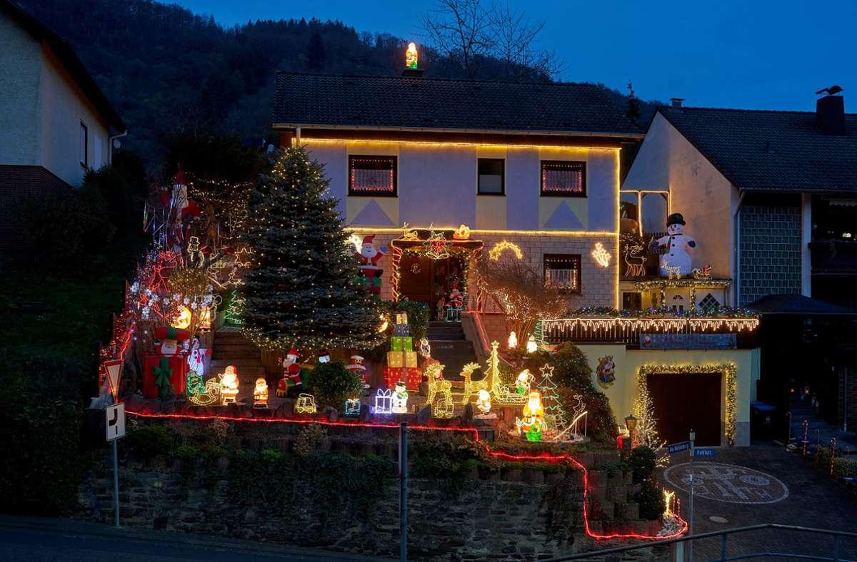 Rheinland-Pfalz, Klotten: Das Weihnachtshaus von Josef Johann in dem Moselort Klotten. Seit zehn Jahren dekoriert er sein Haus weihnachtlich, es ist für ihn ein Hobby, den Kindern des Ortes alljährlich eine Freude zu machen.