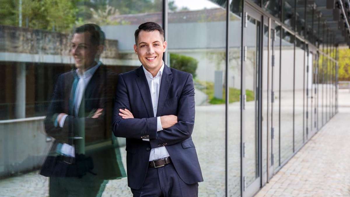 Der 32-Jährige Töpfer, der aktuell in Weissach im Rathaus sitzt und einer der jüngsten Bürgermeister Deutschlands ist, wird bei der OB-Wahl am 11. Juli von Freien Wählen, CDU und FDP unterstützt.