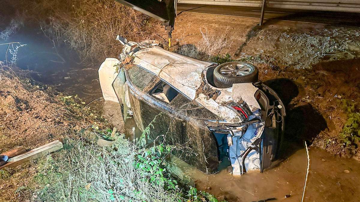 Spektakulärer Unfall in Offenburg: E-Auto überschlägt sich mehrfach und landet in Bach