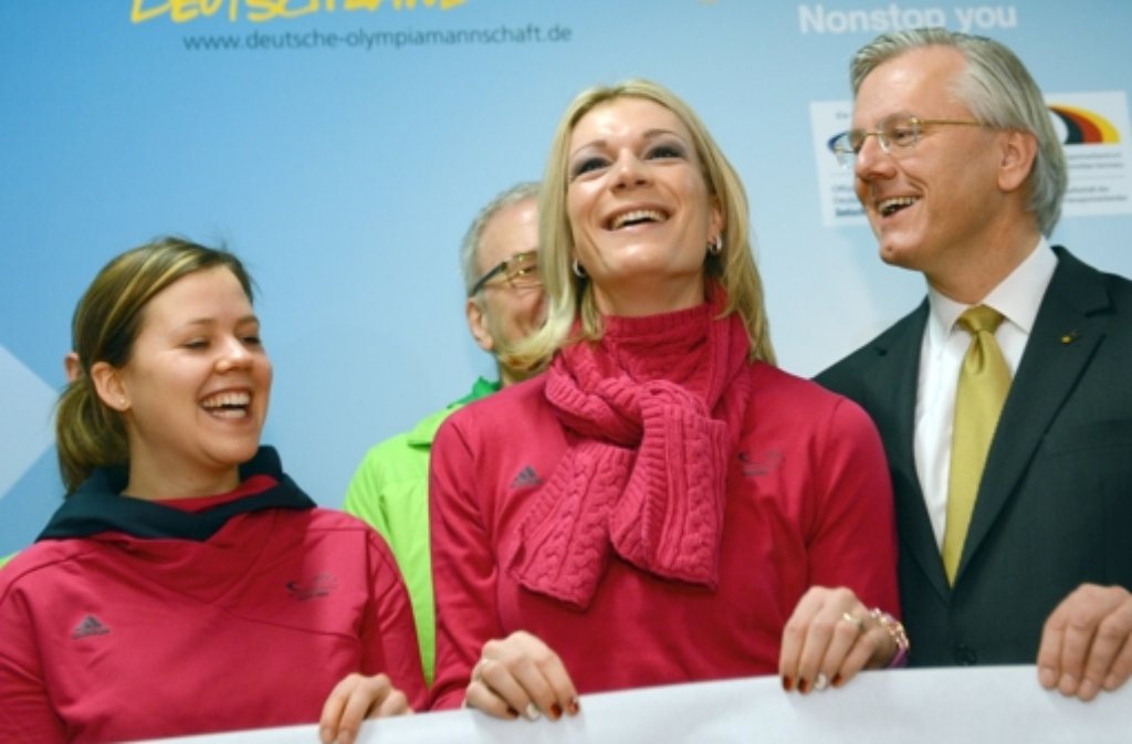 Von links: Die Skirennläuferinnen Viktoria Rebensburg und Maria Höfl-Riesch mit Christoph Franz, Vorstandsvorsitzender der Lufthansa AG.