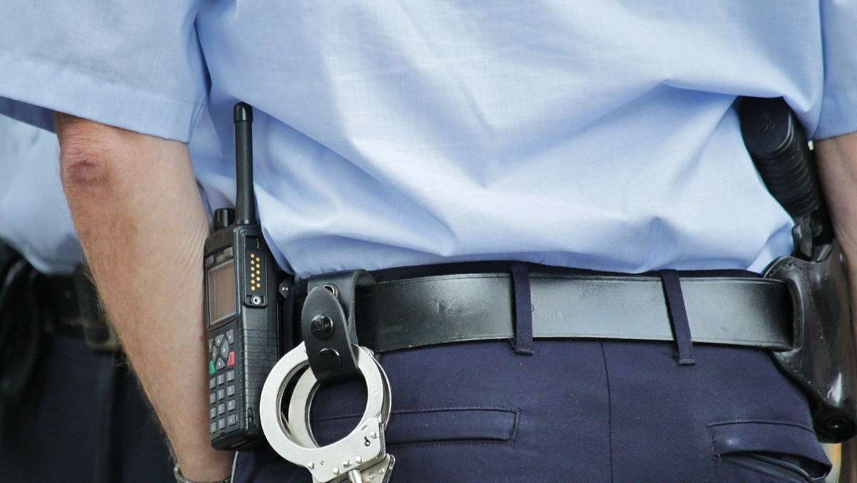 Ein 16-Jähriger soll in Altbach (Kreis Esslingen) am Sonntagabend eine 24-jährige Frau mit einem Messer bedroht und Bargeld von ihr gefordert haben. Die Polizei leitete unmittelbar die Fahndung ein. 