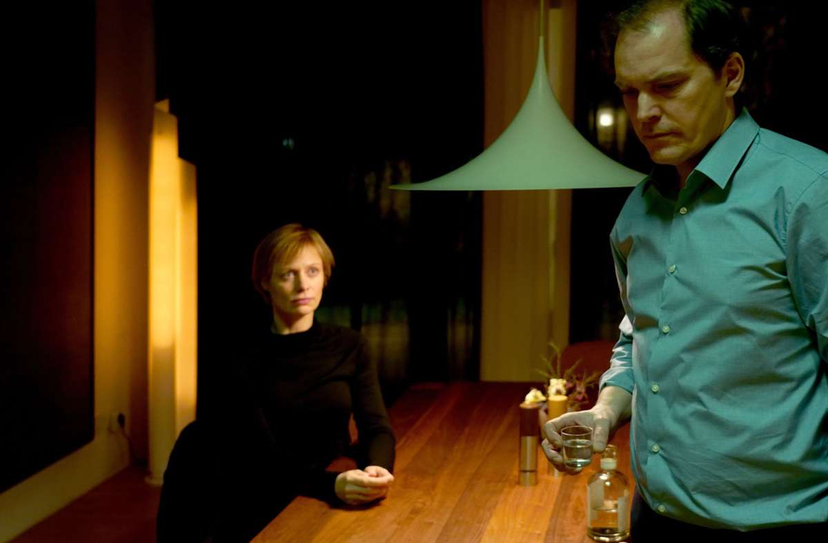 Brigitte (Katharina Marie Schubert) und Volker (Godehard Giese) versuchen die Tat ihres Sohnes zu vertuschen, während ihre eigene Ehe Risse bekommt.