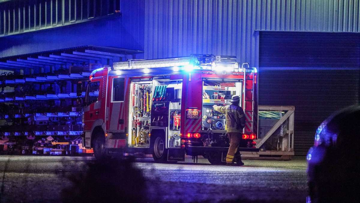  Auf einem Firmengelände in Esslingen hat ein Rauchmelder am Montagmorgen fälschlicherweise Alarm geschlagen. Die Feuerwehr rückte an, fand jedoch keine Ursache für den Alarm. 