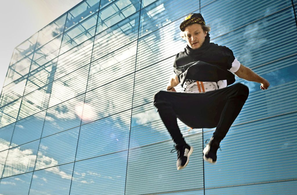 Flugeinlage: Andy Haug springt von einem Treppengeländer vor dem Kunstmuseum. Foto: Lichtgut/Max Kovalenko