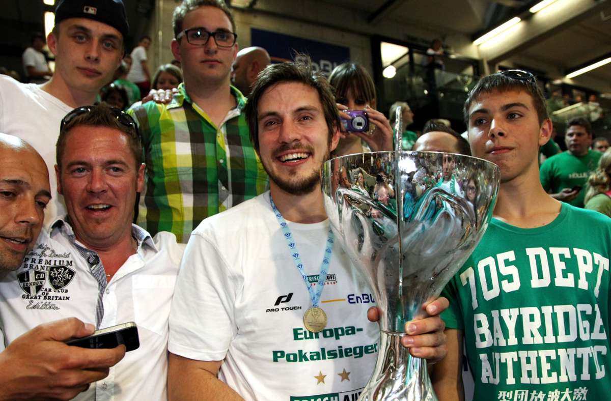 Feier mit den Frisch-Auf-Fans: EHF-Cup Sieg 2012 in eigener Halle gegen den französischen Club Dunkerque HBGL.