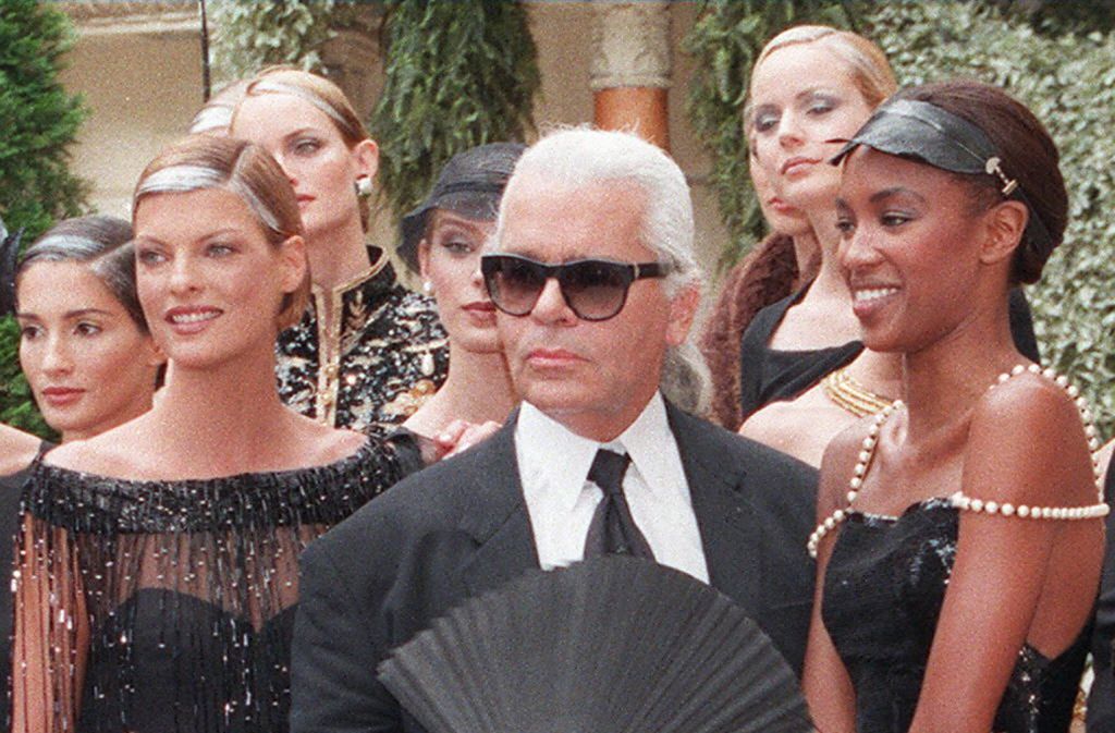 Er prägte die Ära der Supermodels in den Neunzigerjahren. Auf dem Foto flankieren ihn zwei dieser international bekannten Models: Linda Evangelista (links) und Naomi Campbell. Der Fächer war ein typisches Accessoire Karl Lagerfelds.