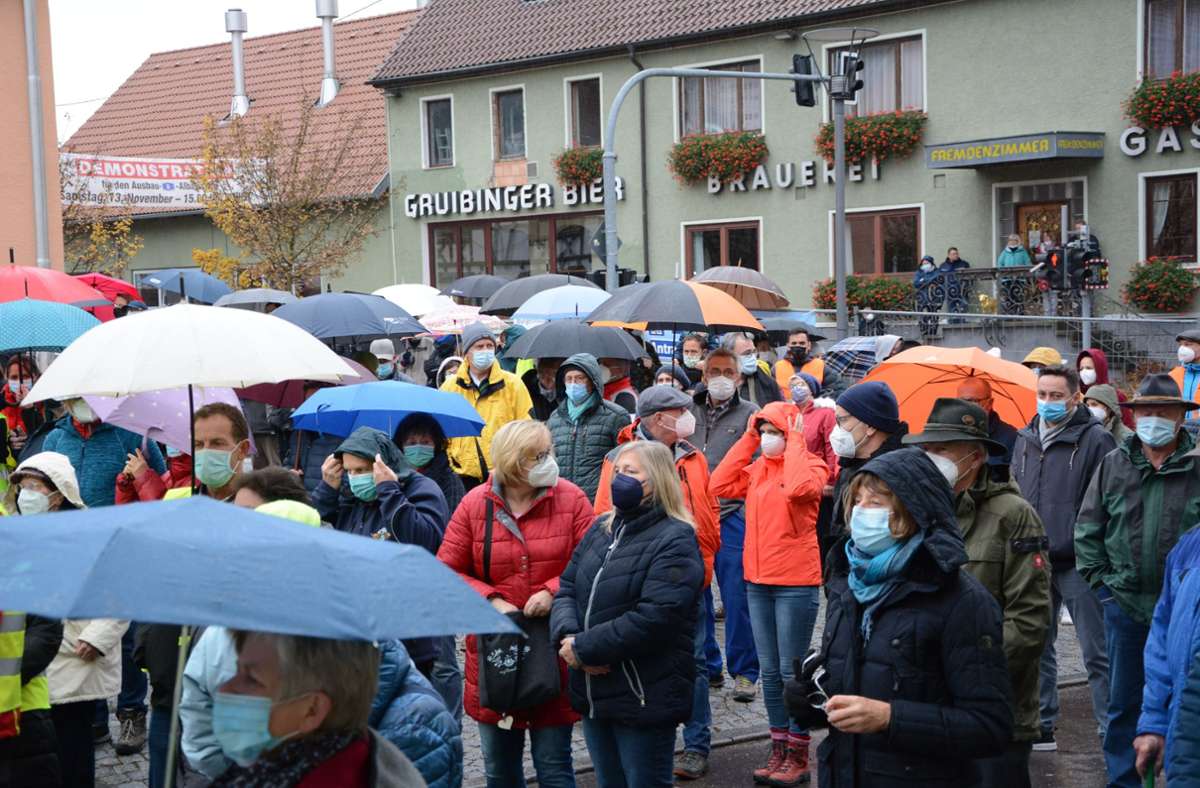 In Gruibingen hat der örtliche Gewerbeverein am Samstag eine Demonstration vor dem Rathaus organisiert. Foto: Philipp Braitinger