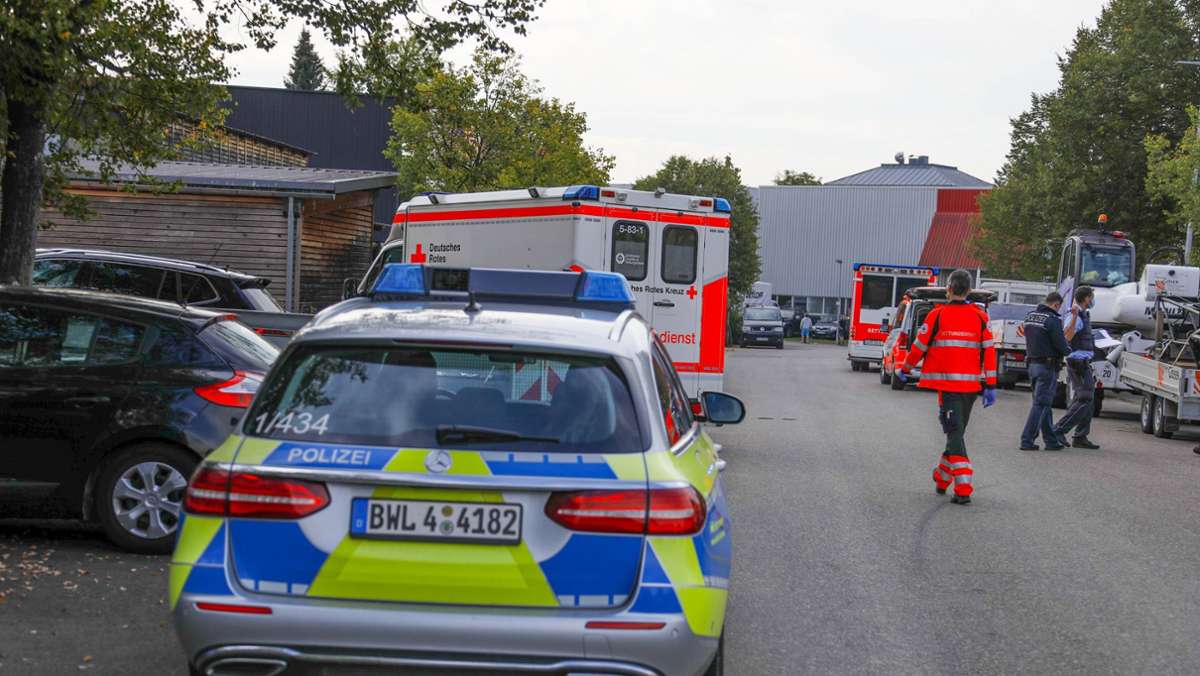 Dacheinsturz in Rechberghausen: Arbeiter ringt mit dem Tod, drei weitere Verletzte