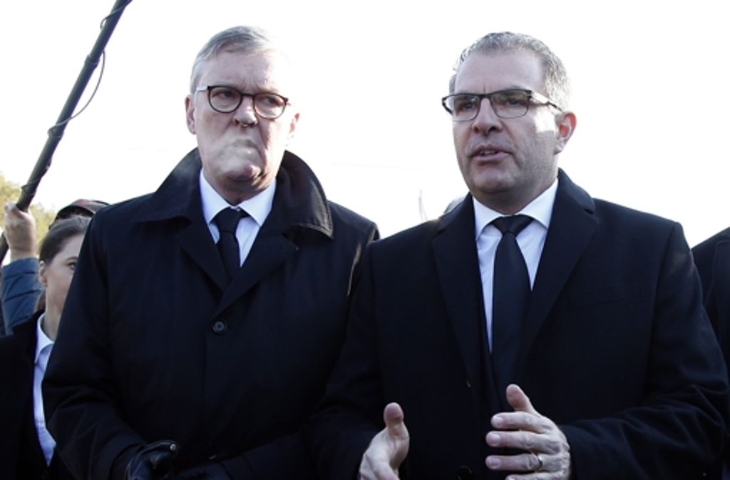 Germanwings-Chef Thomas Winkelmann (links) und der Chef der Lufthansa, Carsten Spohr, wohnten den Trauerfeierlichkeiten in Frankreich bei.