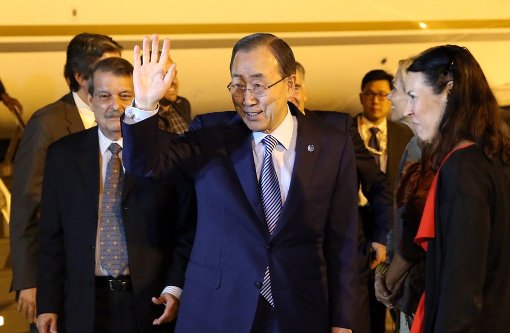 Ban Ki-Moon nach seiner Ankunft in Havanna: Der UN-Generalsekretär gehört zu den hochrangigen Gästen, die zur Unterzeichnung des Waffenstillstandsabkommens auf Kuba gekommen sind. Foto: EFE