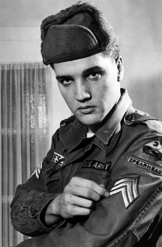 Als seine Musik- und Schauspielkarriere schon auf dem Höhepunkt war, wurde Elvis zum Militärdienst einberufen, den er in Friedberg absolvierte. Das Bild zeigt Elvis am 20.1.1960, als er zum Sergeant befördert wurde.