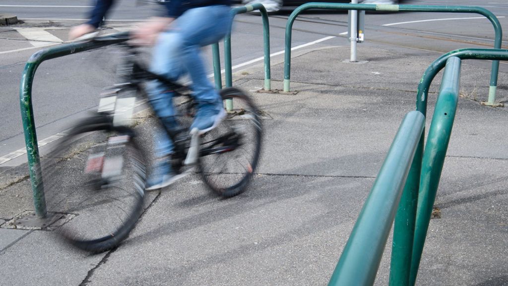 Stuttgart-Bad Cannstatt: Zwölfjähriger Radfahrer bei Unfall schwer verletzt