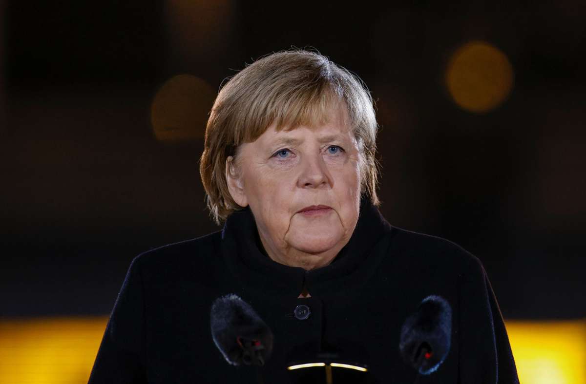 Angela Merkel bei ihrer Rede beim großen Zapfenstreich zu ihren Ehren im Bendler-Block in Berlin. Foto: dpa/Odd Andersen