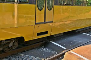 In der Stadtbahn wurden zwei Menschen verletzt. (Symbolfoto) Foto: IMAGO/KS-Images.de/IMAGO/Karsten Schmalz