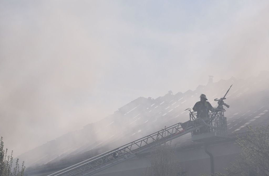 Dicke Rauchschwaden stiegen über dem Gebäude in den Himmel.