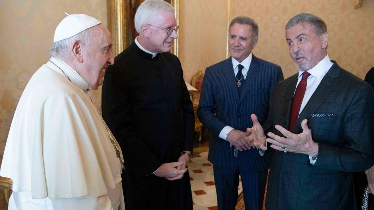 Privataudienz bei Franziskus: Sylvester Stallone täuscht Faustkampf mit Papst an