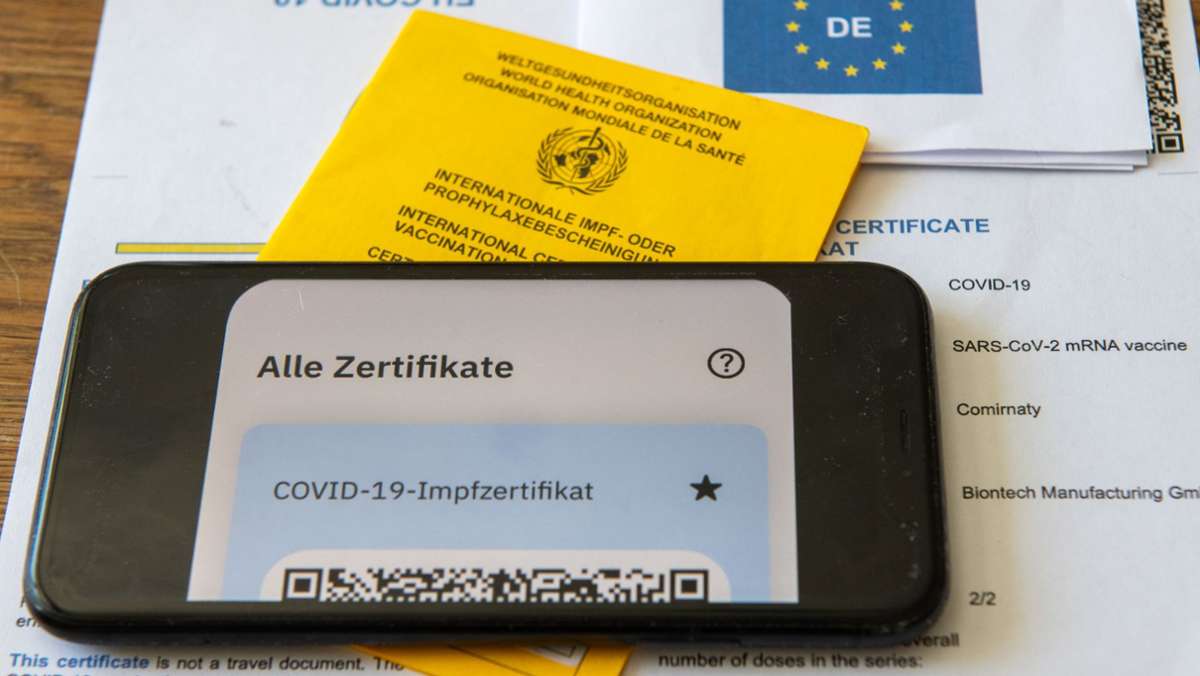  Eine aufmerksame Mitarbeiterin hat einem Ehepaar in Ludwigsburg, das gefälschte Impfnachweise digitalisieren wollte, einen Strich durch die Rechnung gemacht. 