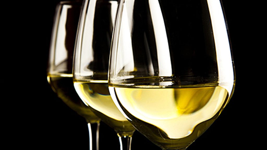 Wein servieren: Die Kunst des Dekantierens – Weißwein