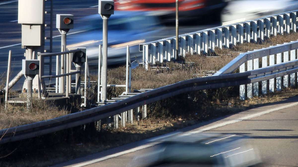  Autofahrer müssen sich bei Verstößen gegen die Straßenverkehrsordnung künftig auf deutlich höhere Bußgelder einstellen. Bund und Länder haben sich nach langem Streit nun geeinigt. 