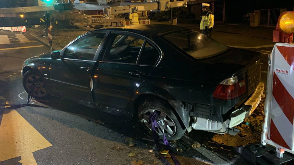 Unfall in Stuttgart-Hedelfingen: Fahrt eines Betrunkenen endet in Baustelle – Fahrer flüchtet