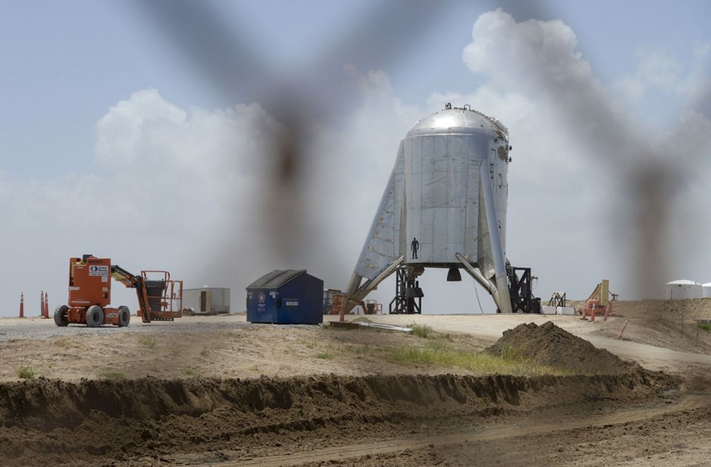 Starhopper, ein Prototyp der Rakete Starship des Raumfahrtunternehmens SpaceX, wird auf dem Weltraumbahnhof in Boca Chica Village für einen 200 Meter hohen Testflug vorbereitet.