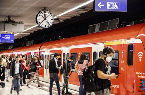 Für die Fahrgäste der S-Bahn wird sich ein bisschen was ändern. Foto: IMAGO/Arnulf Hettrich