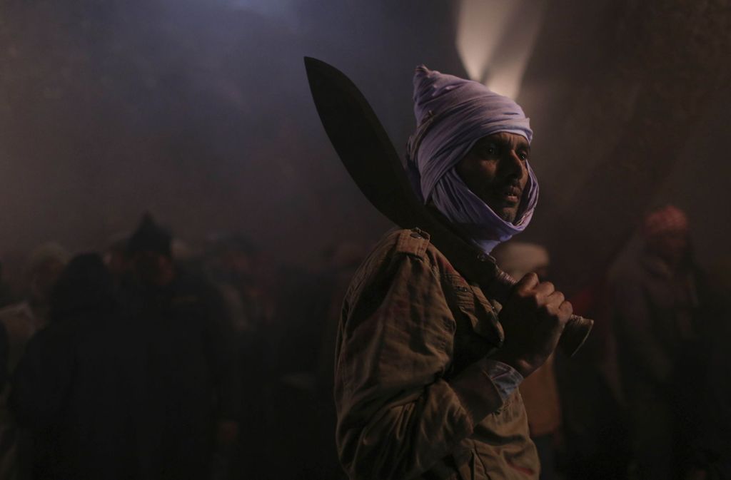 Ein Mann mit Machete bereitet sich auf das Opferschlachten für das zweitägige Gadhimai Festival vor. Bei dem Opferfest werden Zehntausende Tiere getötet. Die Jahrhunderte alte Zeremonie stößt seit einiger Zeit auf Widerstand und Tierschützer machen auf das Blutbad aufmerksam.