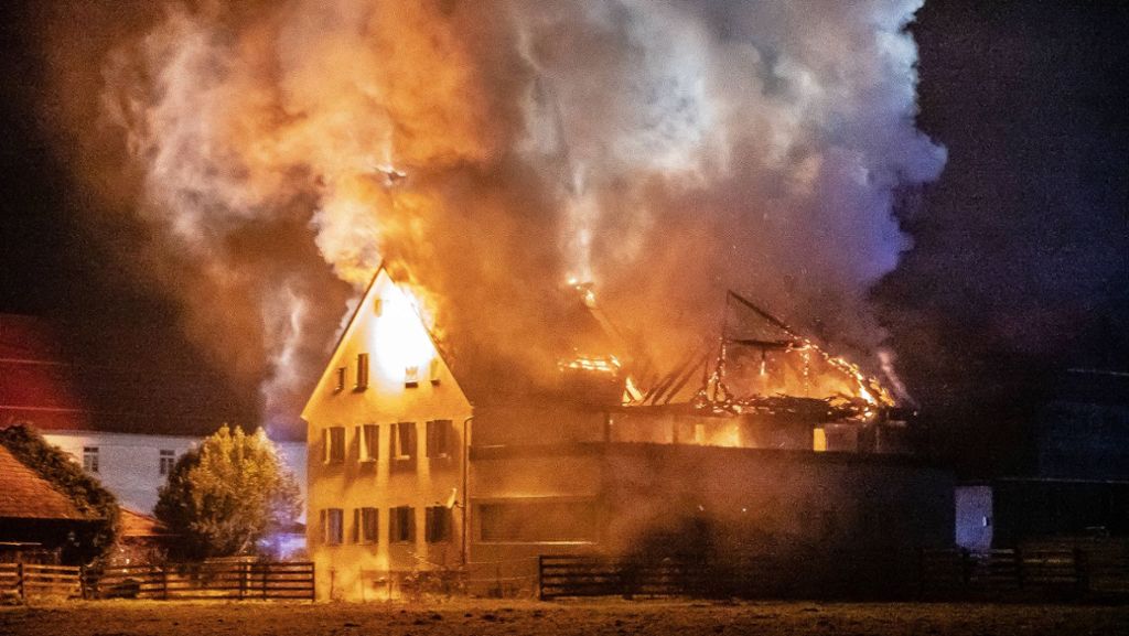 Haus steht in Herrenberg in Flammen: Hund rettet Familie vor Feuertod