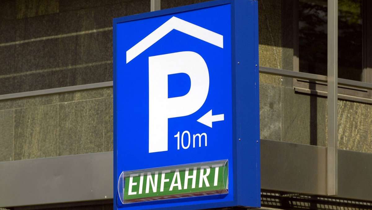 Bei Einfahrt in Pforzheimer Parkhaus: 54-Jähriger klemmt sich zwischen Fahrertür und Schranke ein